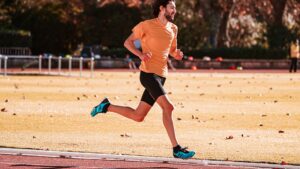 Analisi di una runner con ripetuti infortuni muscolo-tendinei a ginocchio e anca. Gestione pratica evidence-based